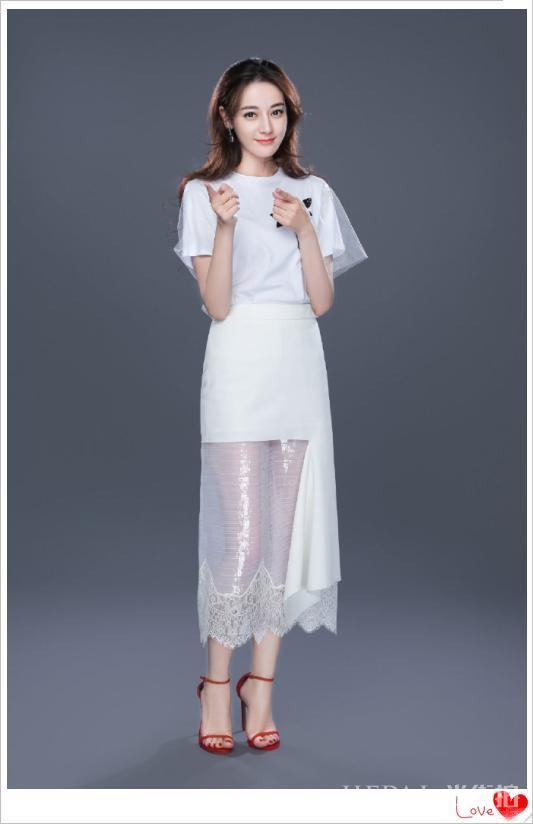 迪丽热巴白色纱裙，搭白色T恤散发着青春与活力的气息