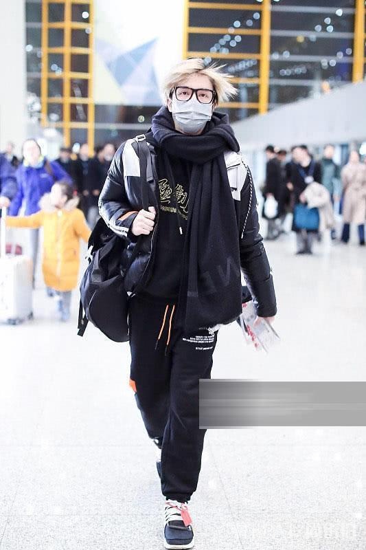 陈楚生穿羽绒服现身,袖口一抹红色增添新年气氛!