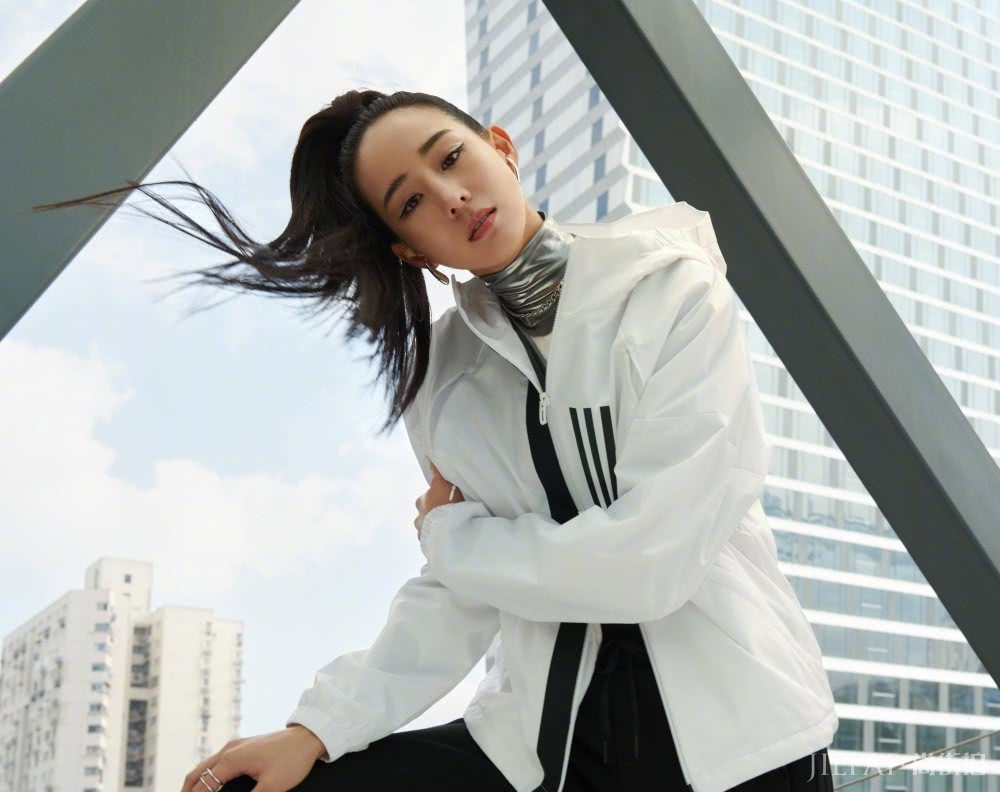 张钧甯扎贴头皮马尾辫潮范儿十足,颜值高就是什么风格都敢尝试