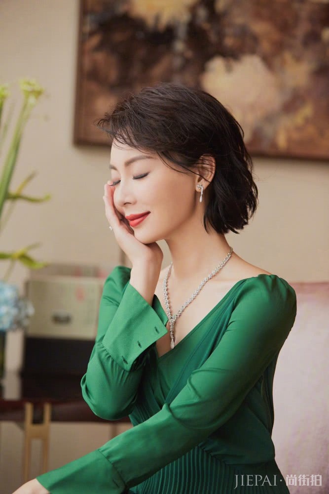 陈数《幕后之王》中短卷发利落又干练！