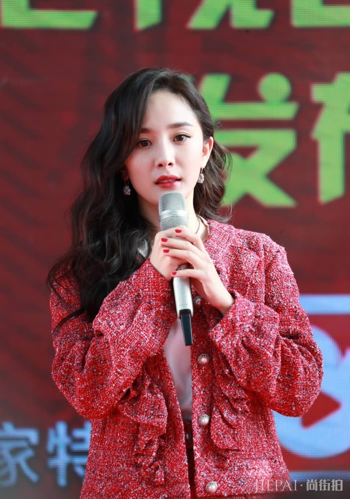 杨幂烫了卷发,气质瞬间变惊艳,穿红色衣服美如少女