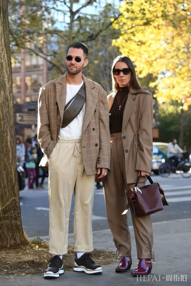 大衣羽绒服里面一件黑色打底衫全搞定