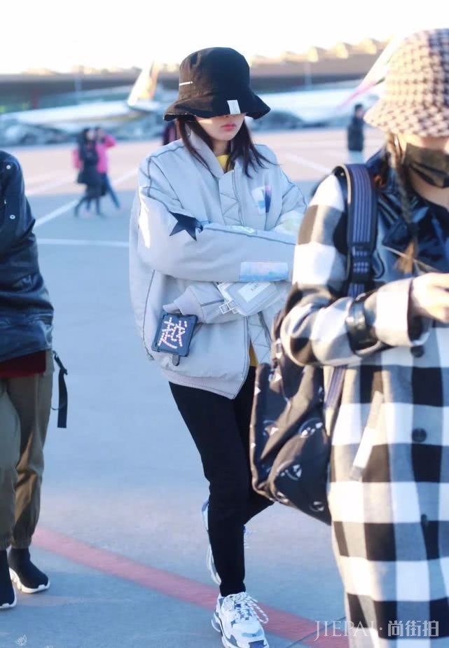 杨超越登芭莎男士封面,造型有点棒!