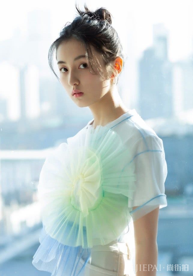 张子枫穿了15cm无根“液体鞋”拍照，真牛