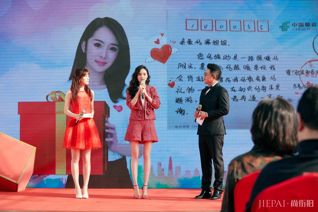 杨幂一身黑色连衣裙穿搭意外减龄