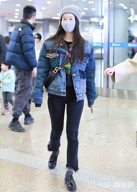 张雪迎穿的裤子显腿粗又显胯宽!