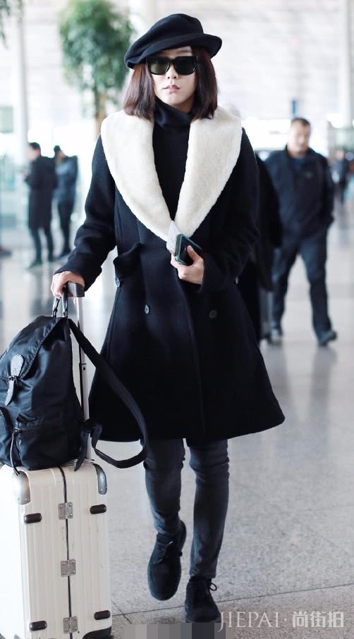 王珞丹重要的不是年龄而是气质!一件大衣变身“麦瑟尔夫人”。