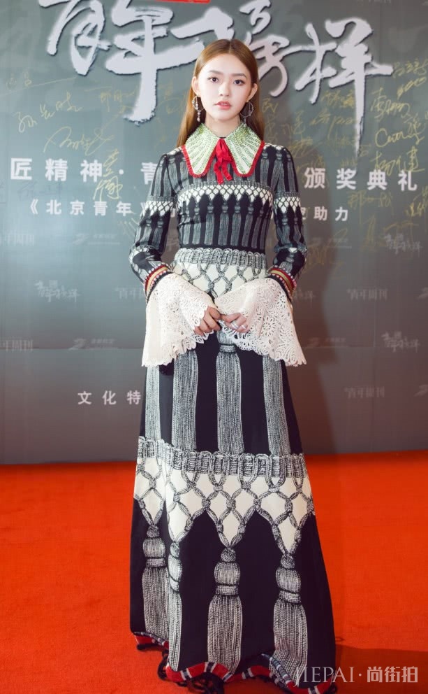 林允穿“窗帘”亮相，腰以下的“麦穗腿”才是亮点！