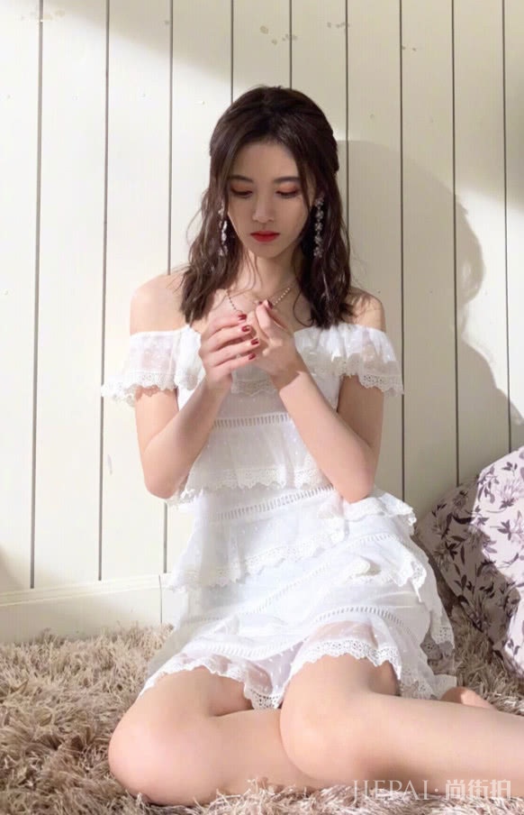 鞠婧祎美到飞起,裙子薄得像纸!