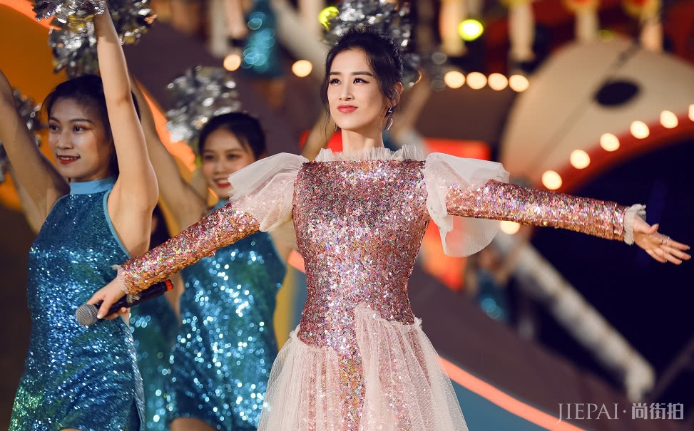 黄圣依与秦岚同穿鱼鳞服，谁更没呢？