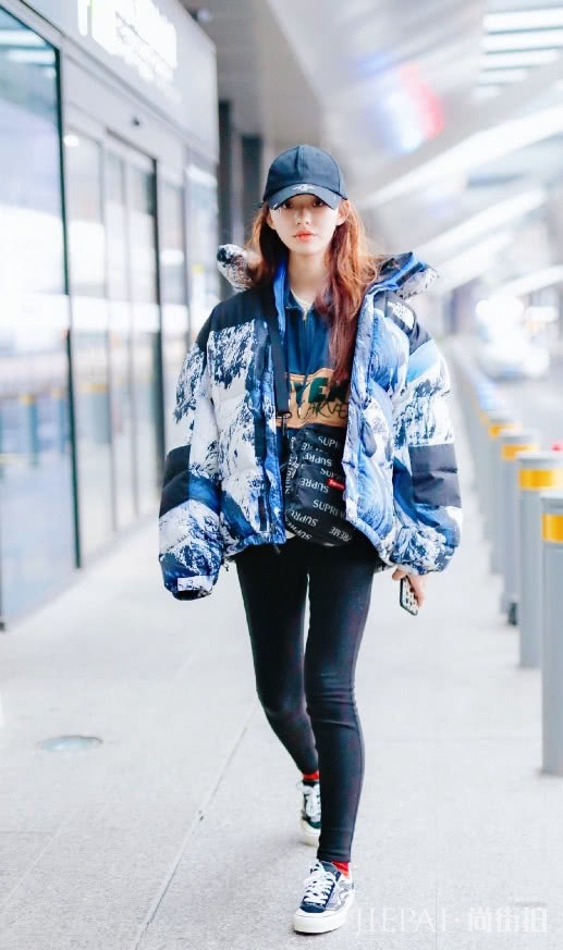 林允紧身裤竟穿成了“腊肠腿”,这时尚难懂!