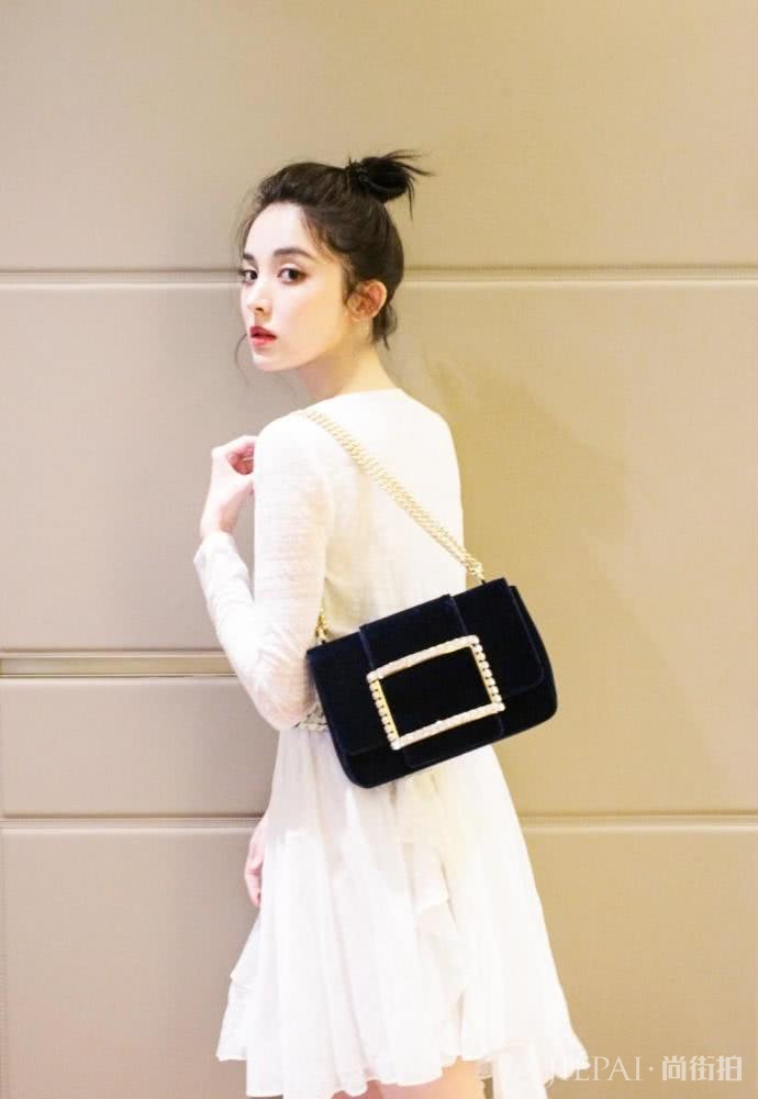 古力娜扎这身搭配光鞋子包包就花了3多,不过穿上美成仙女了