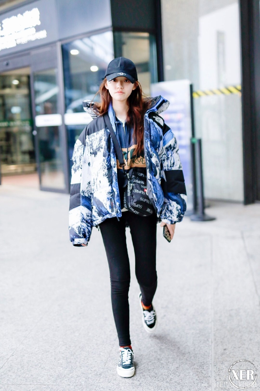 林允旧款羽绒服配紧身裤，筷子腿抢镜