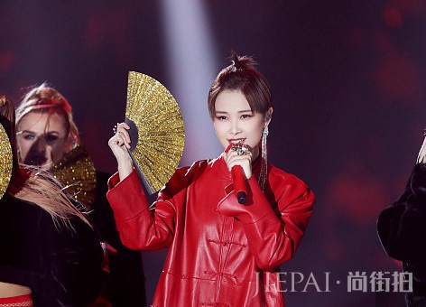 李宇春着迷彩棉袄似“墩子”!