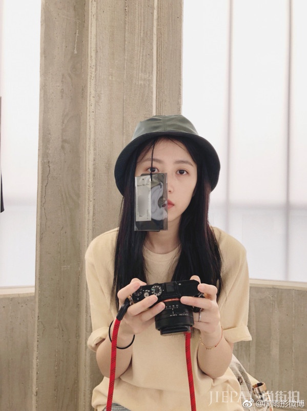 周雨彤的生活照靠衣品圈粉!?