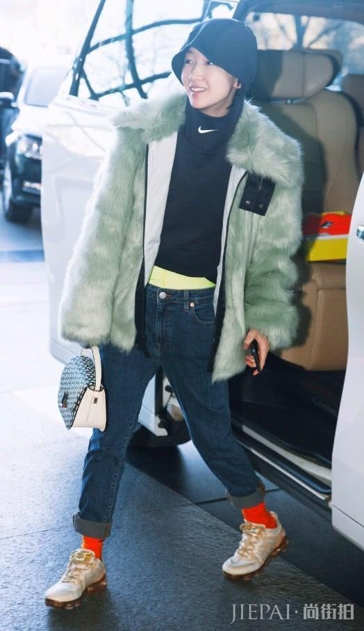 周冬雨甩老爹鞋几条街,简直时髦到炸