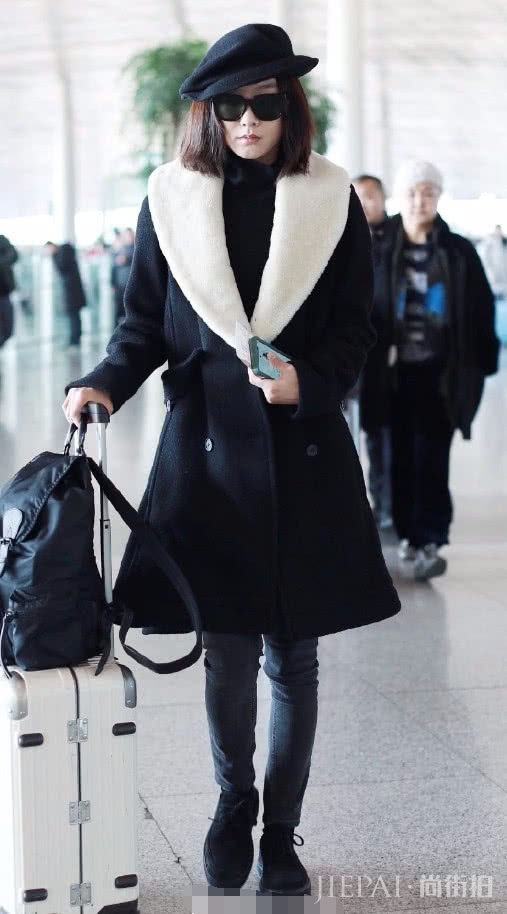 王珞丹重要的不是年龄而是气质!一件大衣变身“麦瑟尔夫人”。