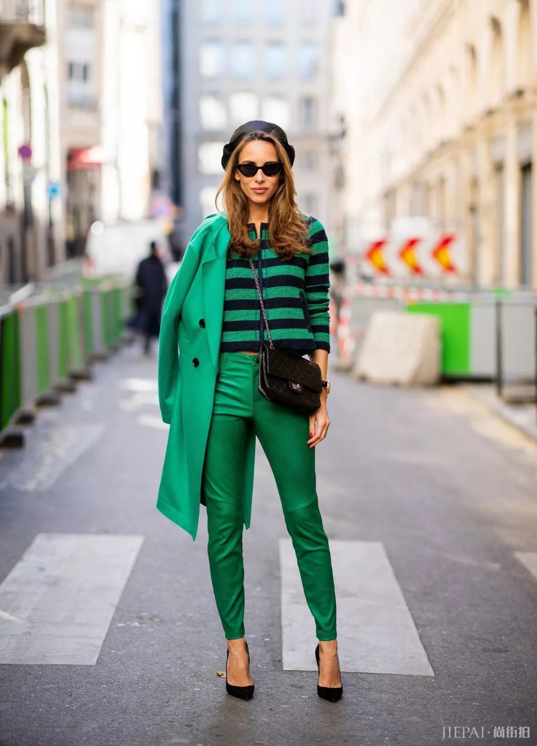 降低皮裤奇装异服的感觉 只需要一件毛衣就够了