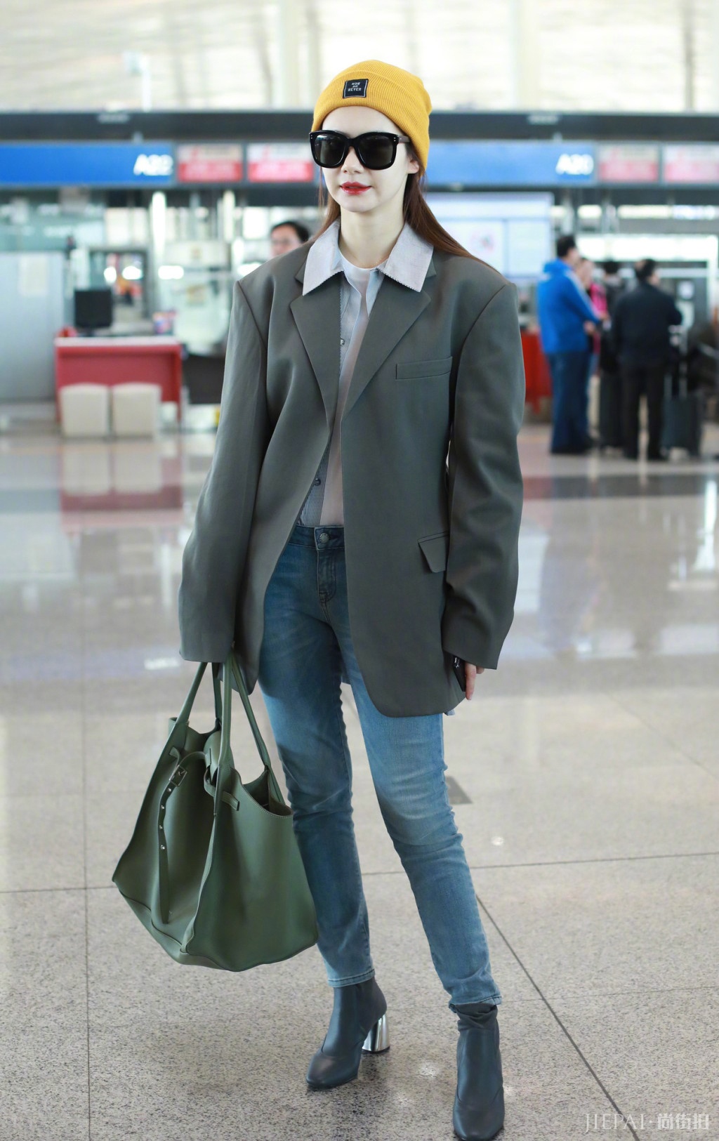 酷女孩能轻松消除西装的严肃正式感 穿出洒脱自如