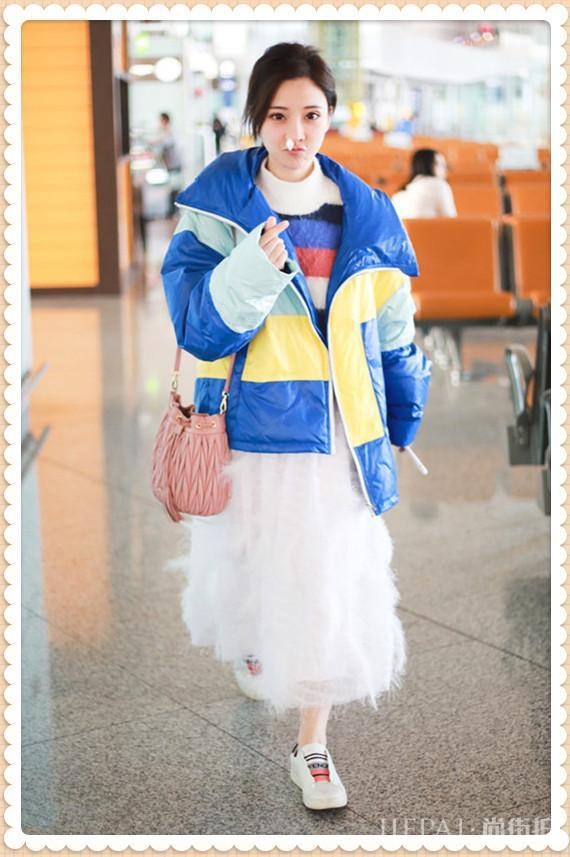 冯提莫机场秀清纯又养眼，不是见光死？