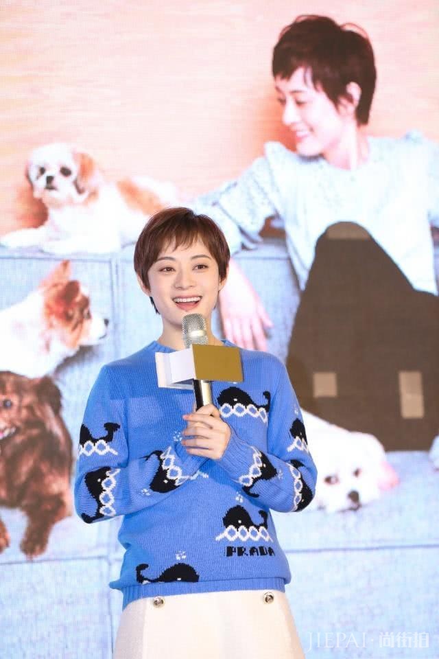 孙俪穿新造型出席活动现场，漂亮又年轻