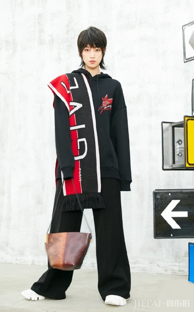 蓝盈莹穿“煤炭裤”，现在只剩下崇拜了！