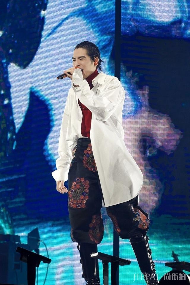 雨神萧敬腾演唱会简直是时装秀！