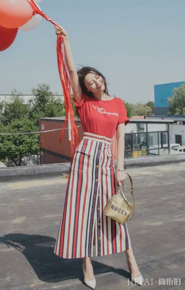 高圆圆和杨颖同台，一个把“红线”当肩带，一个踩“砖头”秀身材