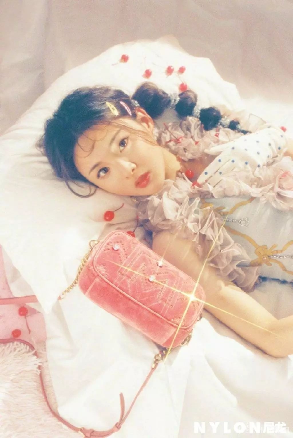 杨超越白色蓬蓬裙甜美公主范,扎马尾的20岁女孩好甜!