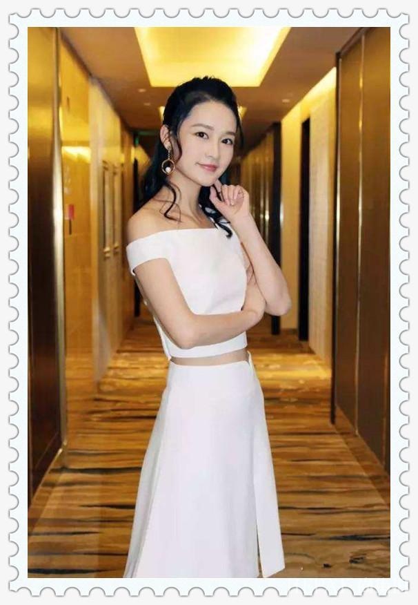 李沁不必穿“肥肠裤”拯救“大象腿”,本来就很瘦 !