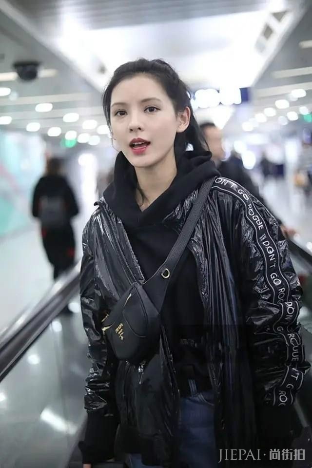 张予曦黑色上衣现身机场，看起来格外迷人！