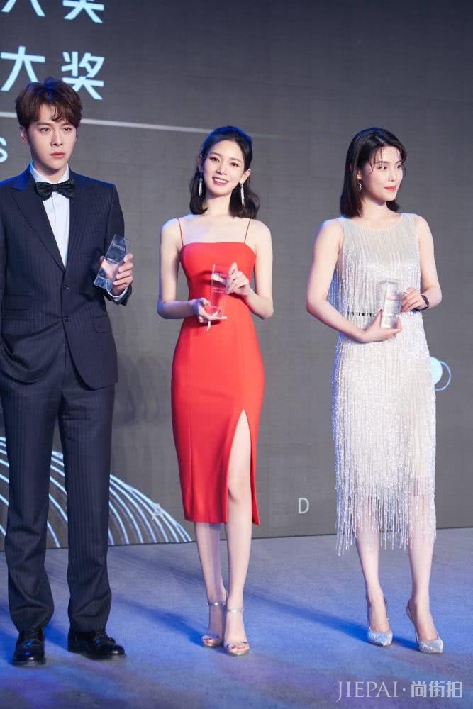 陈瑶一身中国红吊带裙出席活动,美成全场焦点