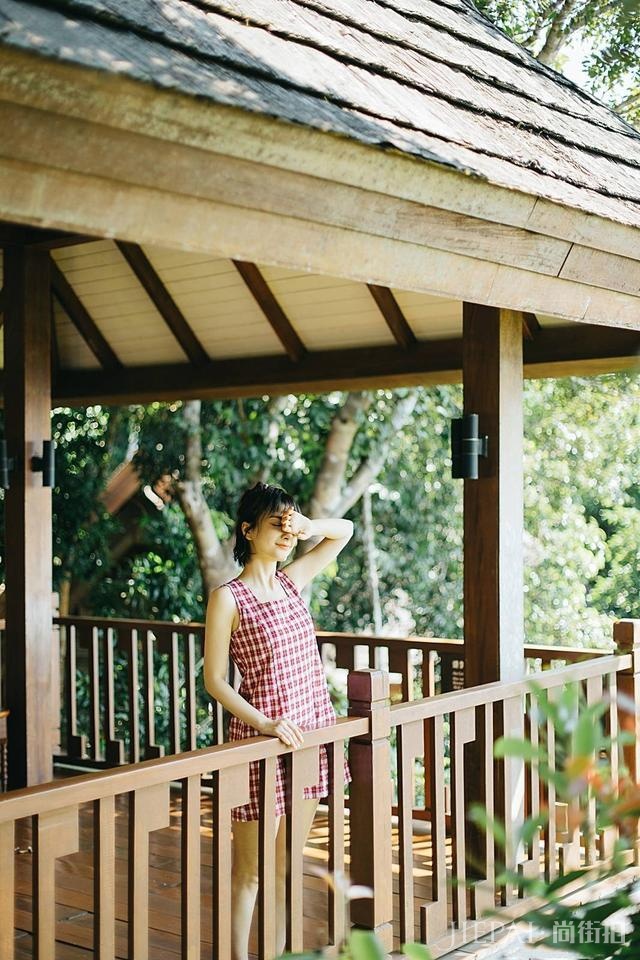 吴昕印花裙外搭镂空白裙清新又个性，扎马尾辫更减龄