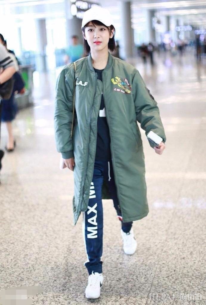 杨紫蟋蟀刘海好任性，粉色西装俏皮又知性！