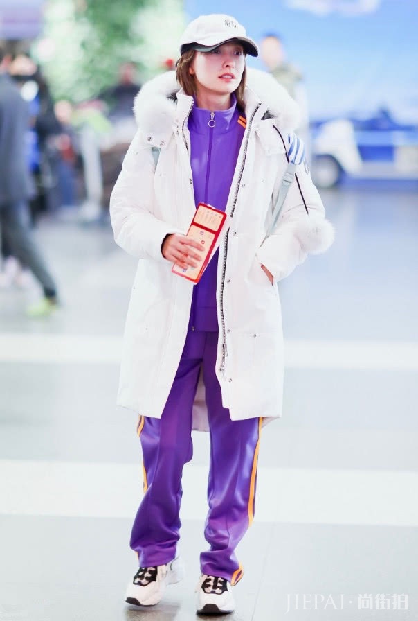 吴昕运动套装搭配羽绒服，怎么穿出回头率！