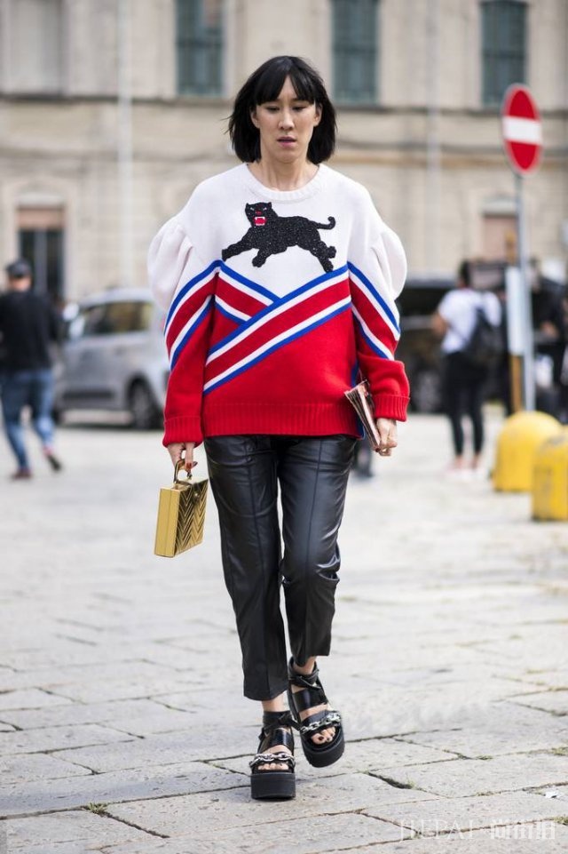 降低皮裤奇装异服的感觉 只需要一件毛衣就够了