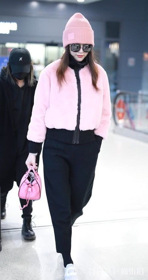 唐嫣的裤子不一般,竟让她走路都走出了“波浪腿”