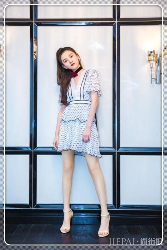 宋祖儿换上V领裙后性感指数爆棚