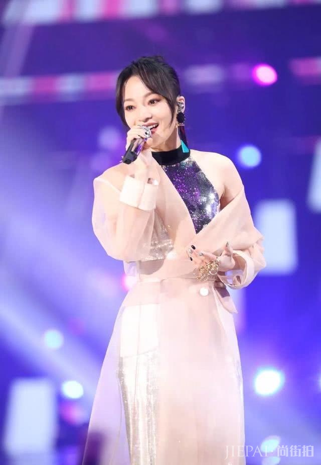 张韶涵最新造型,穿透视连衣裙意外美回18岁