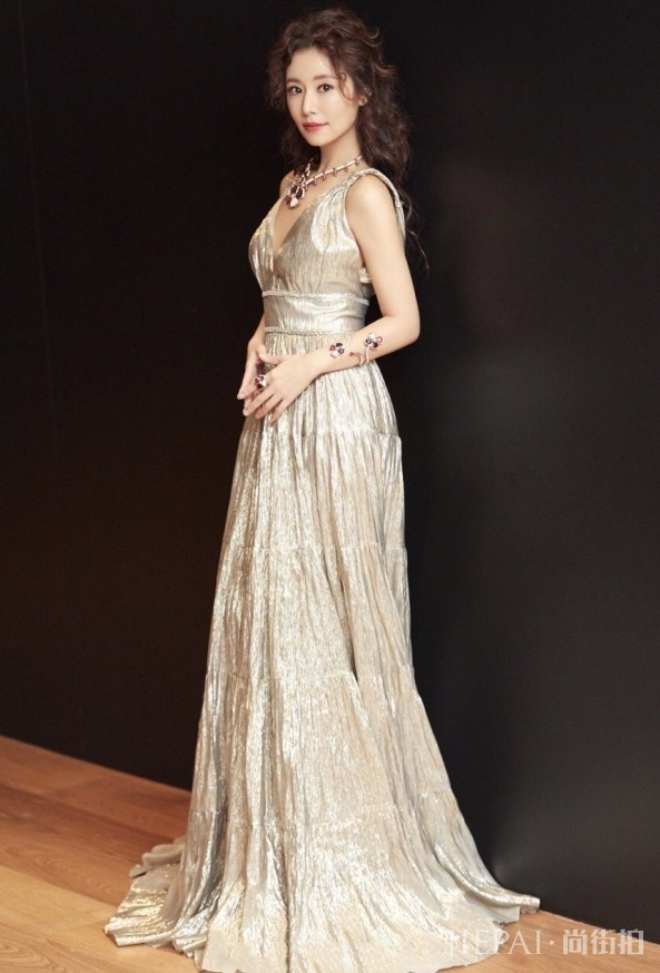 林心如一袭香槟色长裙,完全是油画里走出的公主!
