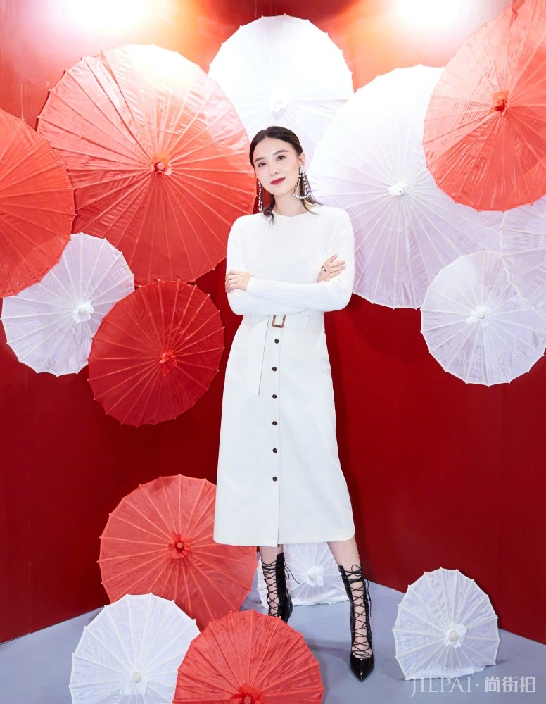 唐艺昕毛衣配裙子甜美有活力,过年内搭可以这么穿!