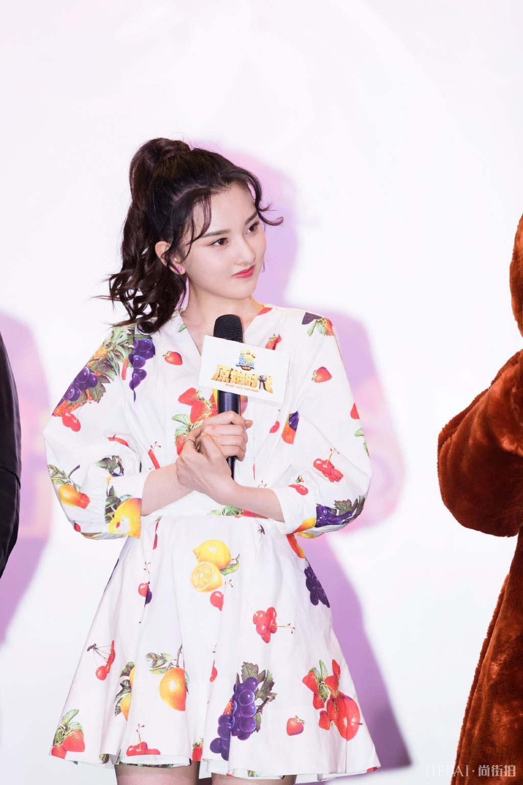 吴谨言和宋祖儿同样留羊毛卷发，都显得青春靓丽俏皮