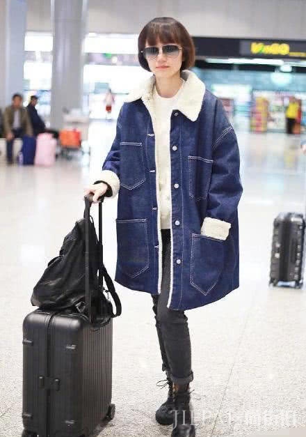 袁泉蓝色牛仔棉服搭配休闲裤走机场