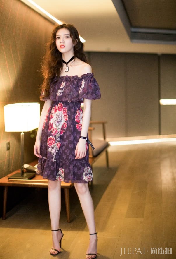 宋妍霏穿运动裤还要挂条“金腰带”，明星炫富就服你！