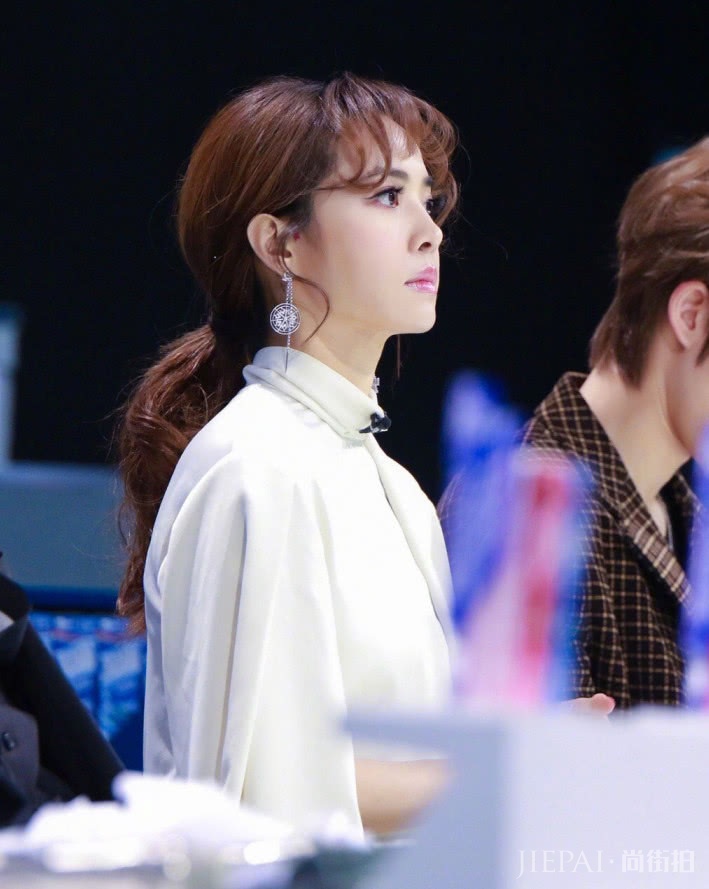 蔡依林这么高的跟不会摔吗？难为了