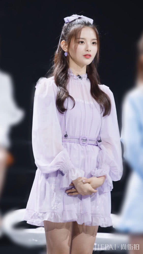 杨超越火箭少女第一美?西装裙碰上贾青瞬间显得小家子气了