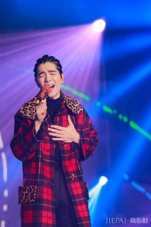 雨神萧敬腾演唱会简直是时装秀！