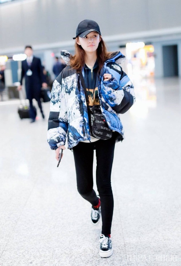 林允红色袜子穿上时尚感翻倍！