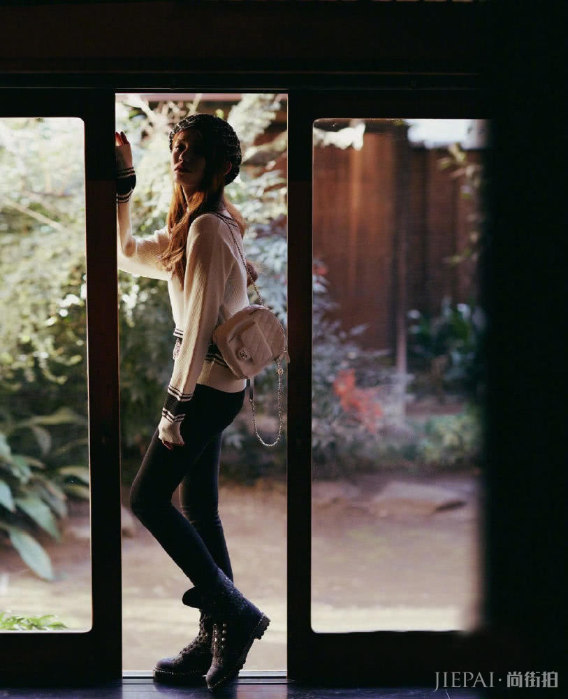 林允针织衫配牛仔裤,身材又高又瘦