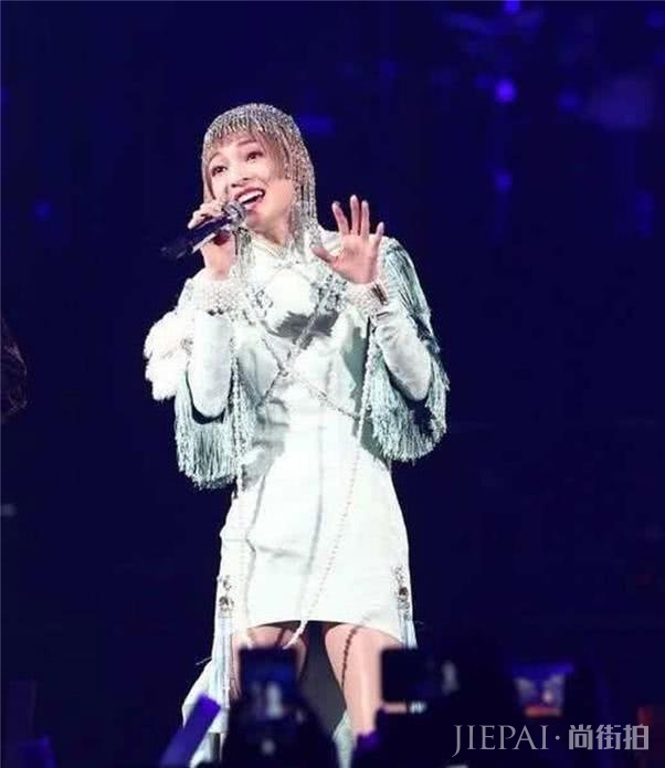 张韶涵演唱会大秀“鲸鱼腿”,一见吴青峰全“破功”!